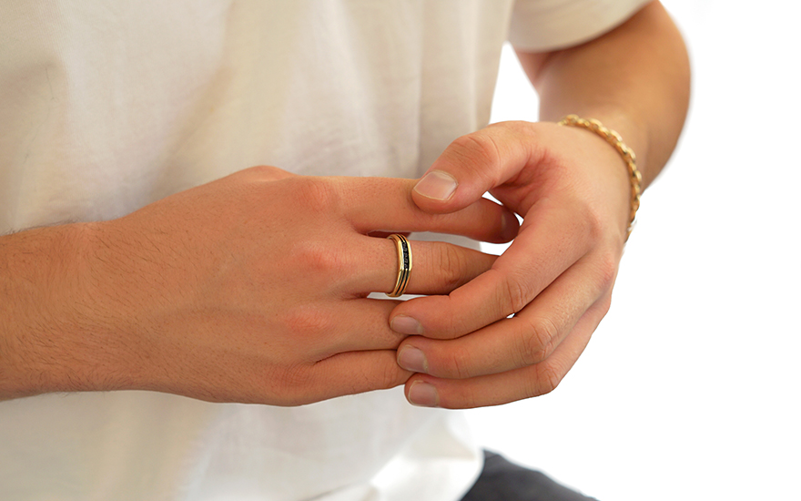 Homme hotsell avec bague