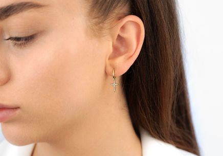 Boucles d'oreilles pendantes minimalistes avec croix et zirconias cubiques